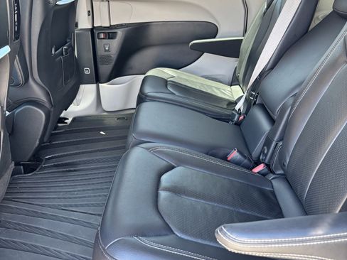 Used 2022 Chrysler Pacifica Touring-L w/ Uconnect Theater Family Group image 12