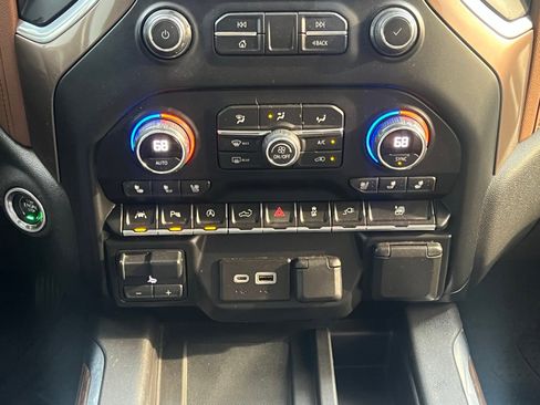 Used 2020 Chevrolet Silverado 1500 High Country w/ Technology Package image 32