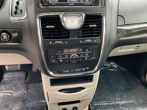 Used 2015 Chrysler Town & Country Touring w/ Driver Convenience Group FWD image 23