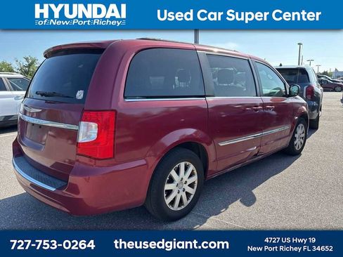 Used 2015 Chrysler Town & Country Touring image 3