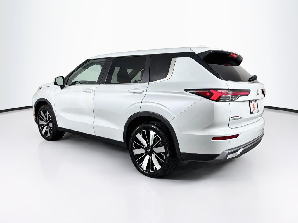 Used 2025 Mitsubishi Outlander SE FWD image 7
