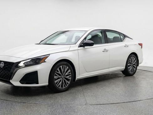 Used 2025 Nissan Altima 2.5 SV FWD image 3
