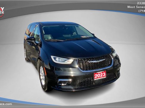 Used 2023 Chrysler Pacifica Touring-L image 3