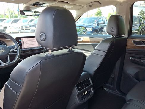 Used 2024 Volkswagen Atlas SE AWD/4WD image 21