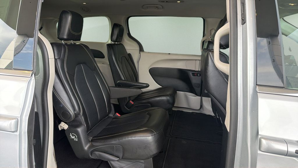 Used 2024 Chrysler Pacifica Touring-L FWD image 18
