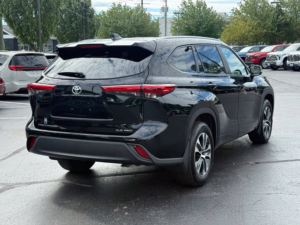 Used 2023 Toyota Highlander XLE AWD/4WD image 8