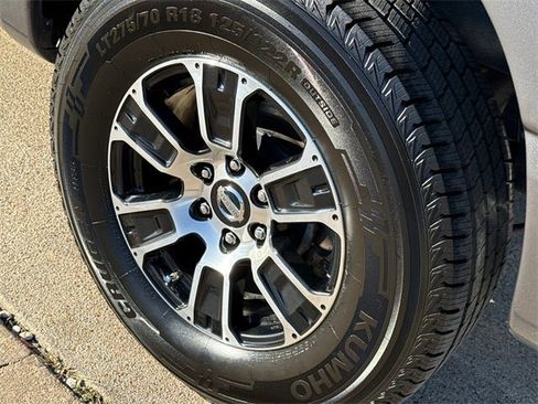 Used 2022 Nissan Titan SV image 11