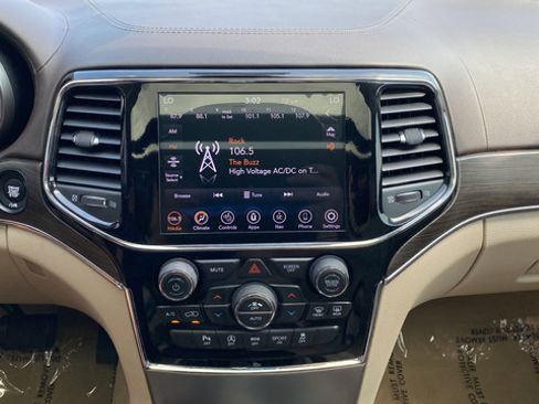 Used 2020 Jeep Grand Cherokee Overland AWD/4WD image 13
