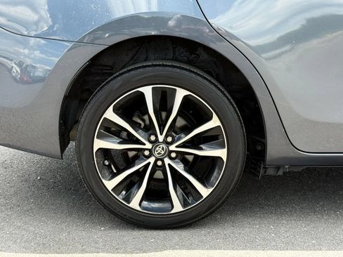 Used 2018 Toyota Corolla SE w/ SE Premium Package FWD image 12