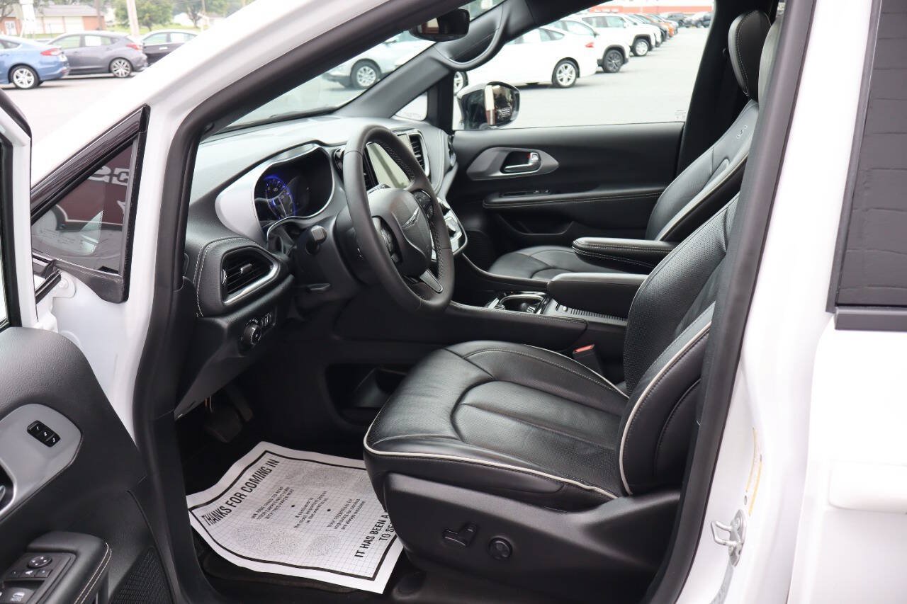 Used 2025 Chrysler Pacifica Limited FWD image 7