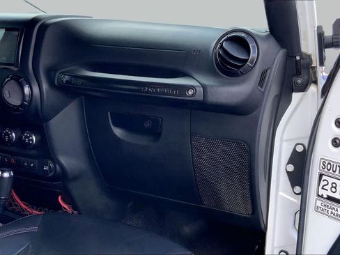 Used 2017 Jeep Wrangler Unlimited Rubicon AWD/4WD image 18
