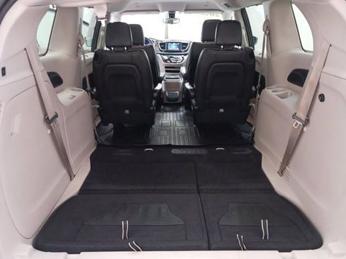 Used 2018 Chrysler Pacifica Touring-L image 29