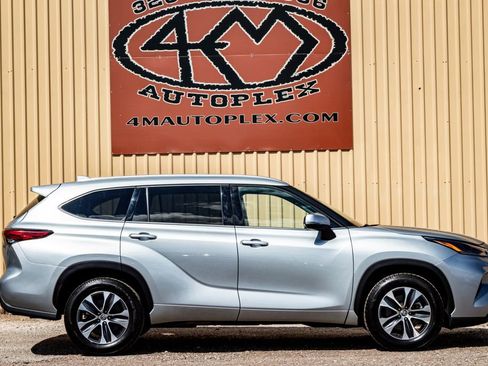 Used 2021 Toyota Highlander XLE image 2