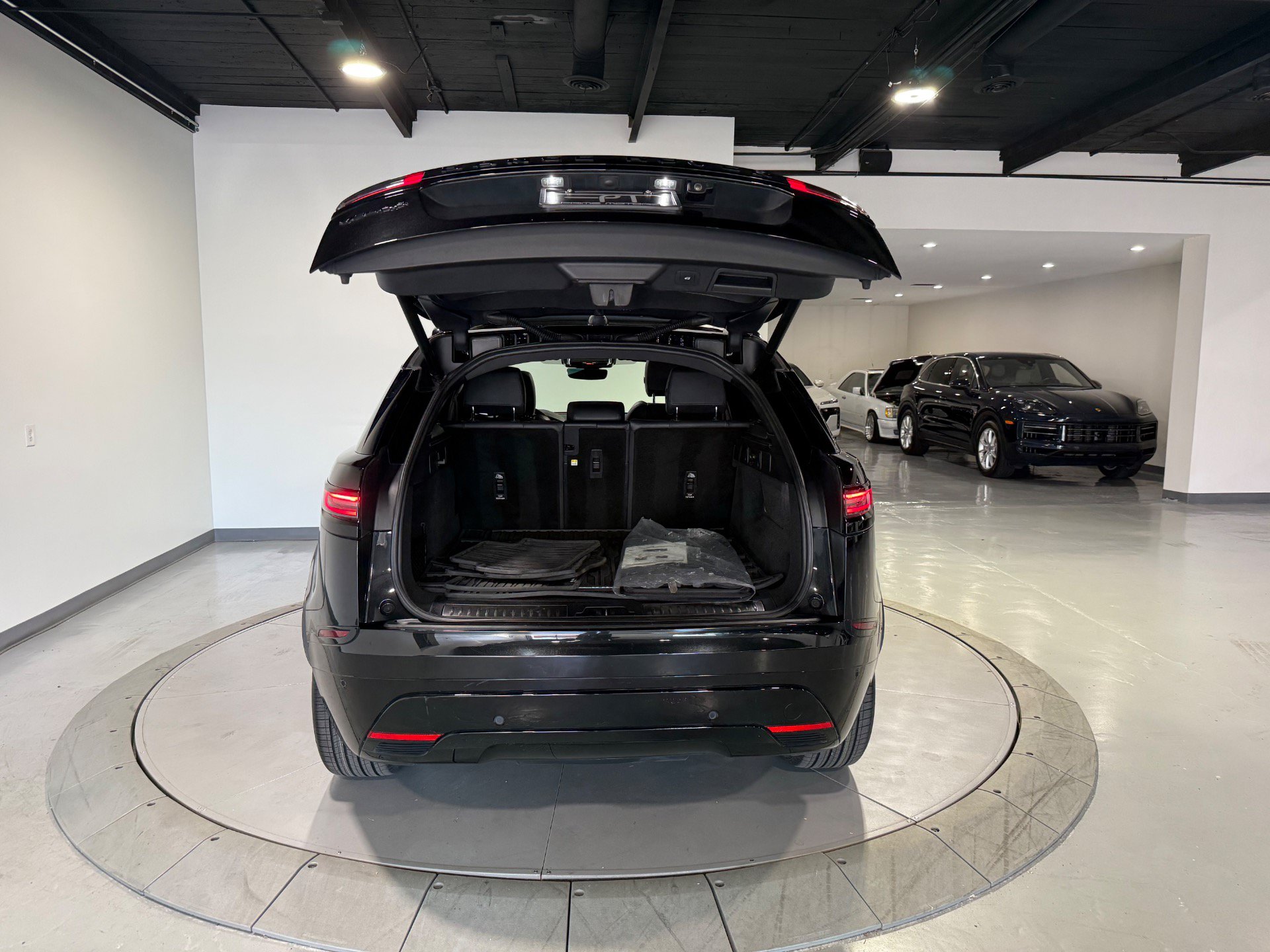 Used 2024 Land Rover Range Rover Velar Dynamic SE AWD/4WD image 13