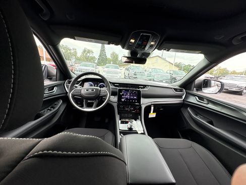 New 2025 Jeep Grand Cherokee Laredo X w/ Luxury Tech Group I image 12