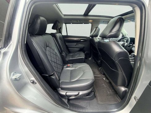Used 2021 Toyota Highlander Platinum AWD/4WD image 30