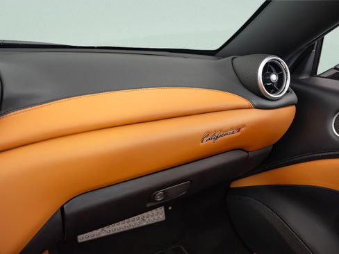 Used 2015 Ferrari California T RWD image 9