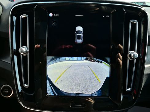Used 2023 Volvo XC40 B5 Plus w/ Driver Assist Package AWD/4WD image 16
