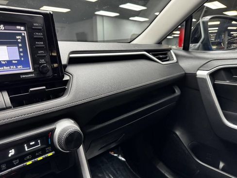 Used 2020 Toyota RAV4 LE FWD image 27