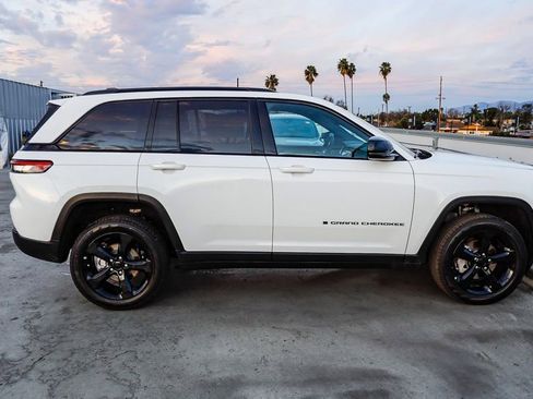 New 2025 Jeep Grand Cherokee Limited w/ Black Appearance Package image 13