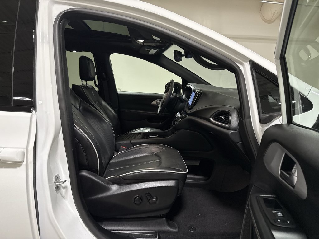 Used 2025 Chrysler Pacifica Limited FWD image 23