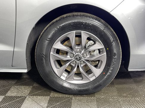 Used 2024 Toyota Sienna LE image 6