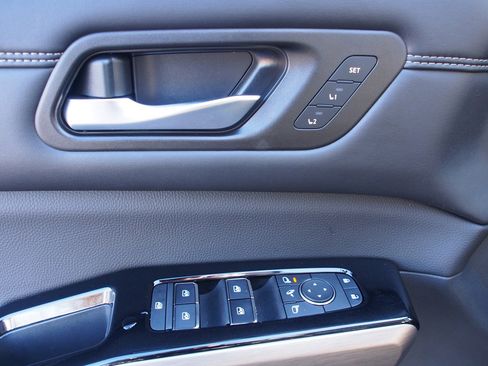 Used 2023 Nissan Pathfinder Platinum w/ Black Appearance Package image 21