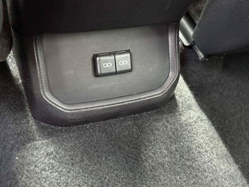 Used 2025 Toyota Highlander LE FWD image 13