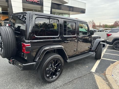 Used 2021 Jeep Wrangler Unlimited Sahara image 3