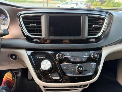 Used 2020 Chrysler Voyager Lxi FWD image 28