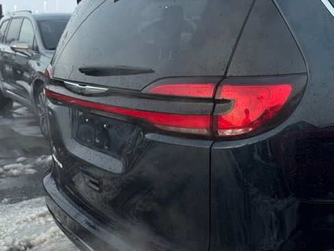 Used 2024 Chrysler Pacifica Touring-L image 6