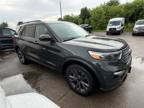 Used 2022 Ford Explorer XLT w/ Equipment Group 202A AWD/4WD image 2