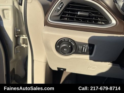 Used 2017 Chrysler Pacifica Touring-L image 41