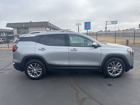 Used 2024 GMC Terrain SLT image 2