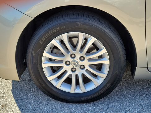 Used 2017 Toyota Sienna XLE Premium image 8