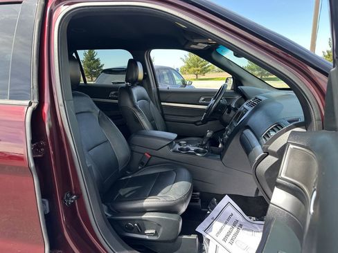 Used 2018 Ford Explorer XLT w/ Equipment Group 202A AWD/4WD image 28