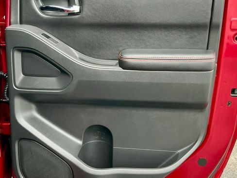 Used 2025 Nissan Frontier PRO-4X image 26