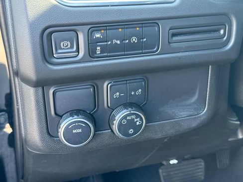 Used 2023 Chevrolet Suburban LT image 31