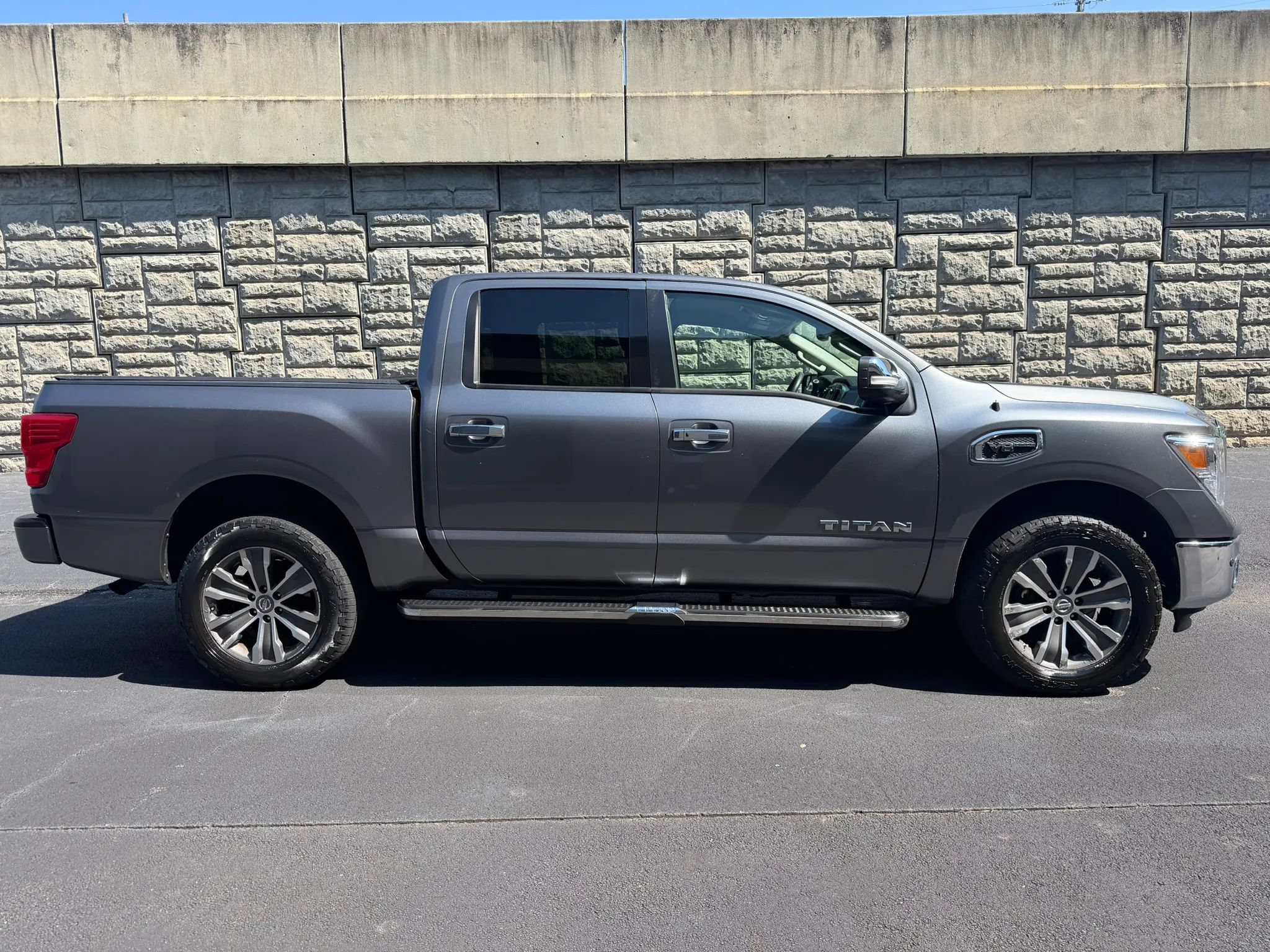Used 2017 Nissan Titan SL AWD/4WD image 6