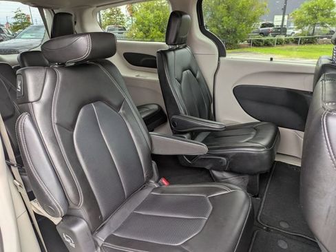 Used 2023 Chrysler Pacifica Touring-L FWD image 31