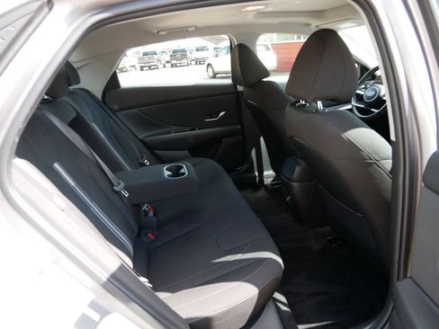Used 2025 Hyundai Elantra SEL FWD image 9