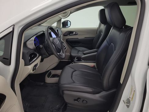 Used 2023 Chrysler Pacifica Touring-L FWD image 11