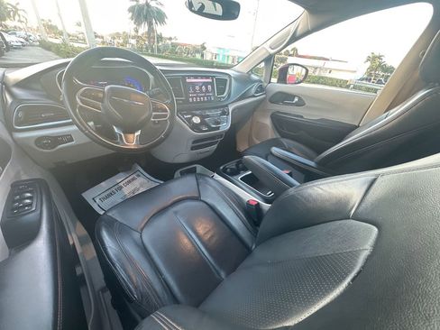 Used 2019 Chrysler Pacifica Touring-L Plus image 24