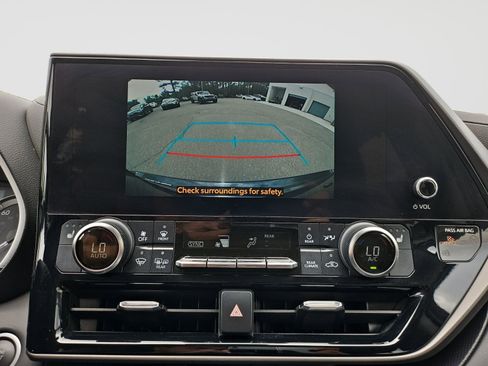 Used 2023 Toyota Highlander XLE FWD image 19