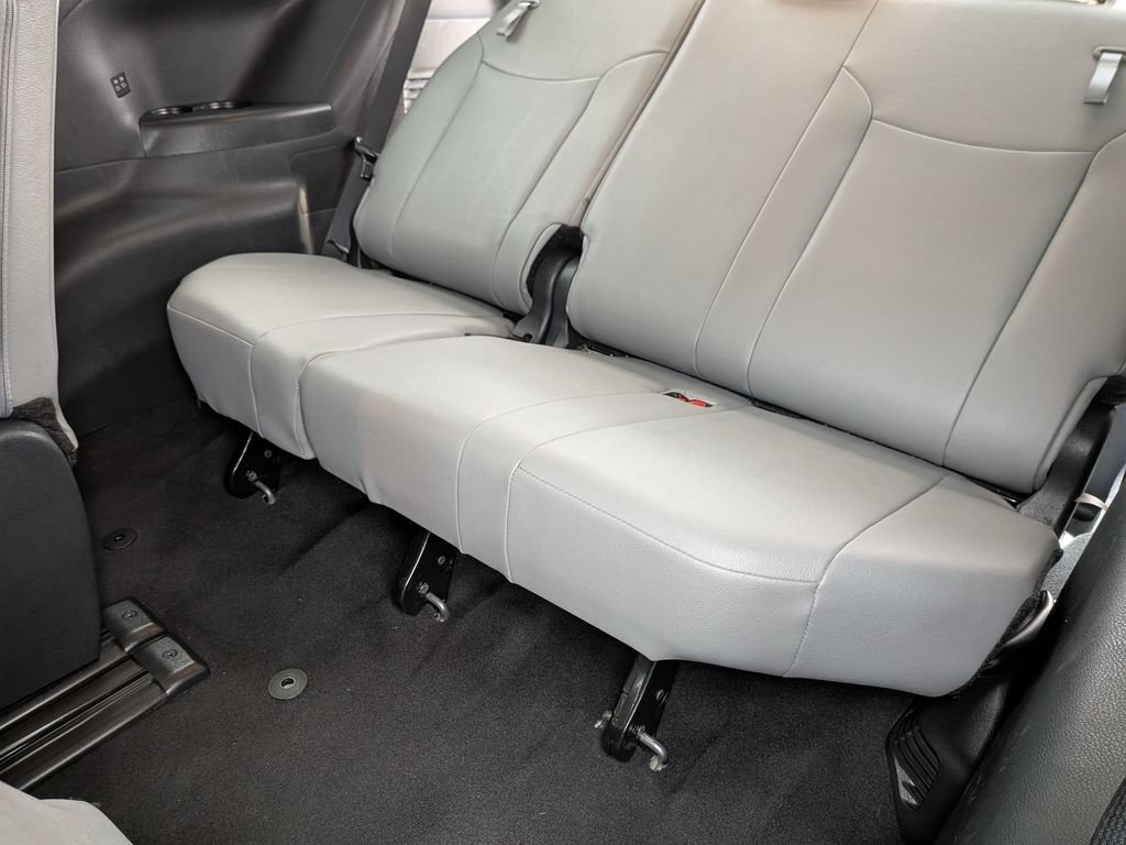 Used 2026 Toyota Sienna XLE FWD image 37