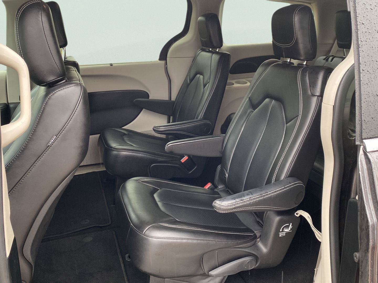 Used 2023 Chrysler Pacifica Touring-L FWD image 23