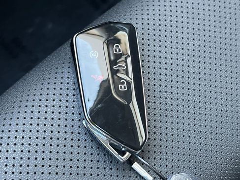 Used 2025 Volkswagen Atlas SE image 30