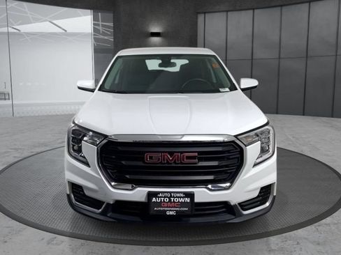 Used 2024 GMC Terrain SLE FWD image 2