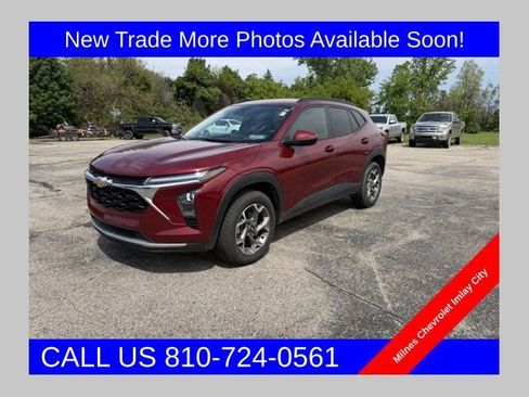 Certified 2025 Chevrolet Trax LT FWD image 1