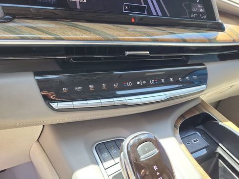 Used 2021 Cadillac Escalade Premium Luxury Platinum image 17